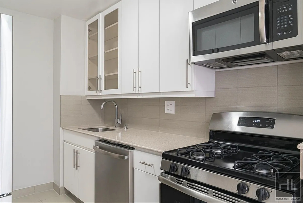 2 Avenue - Photo 2