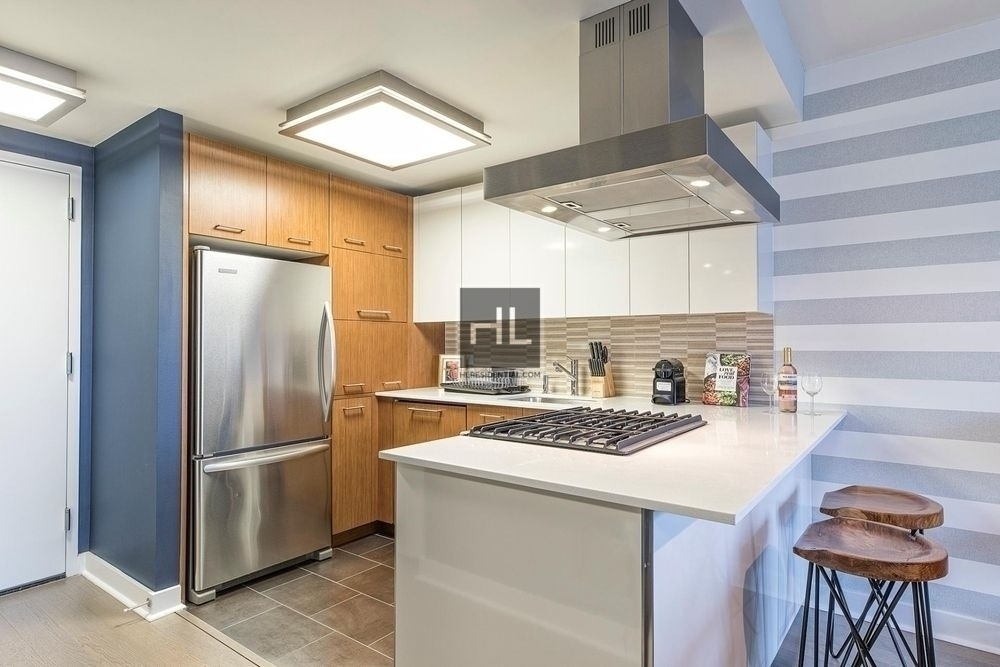 West 42nd Street - Photo 2