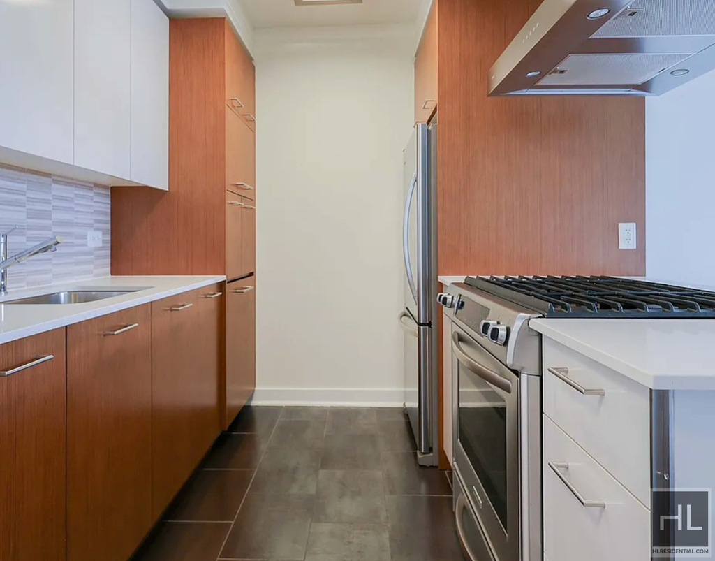 West 42nd Street - Photo 2
