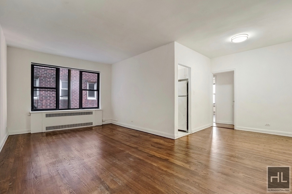East 55 Street - Photo 0