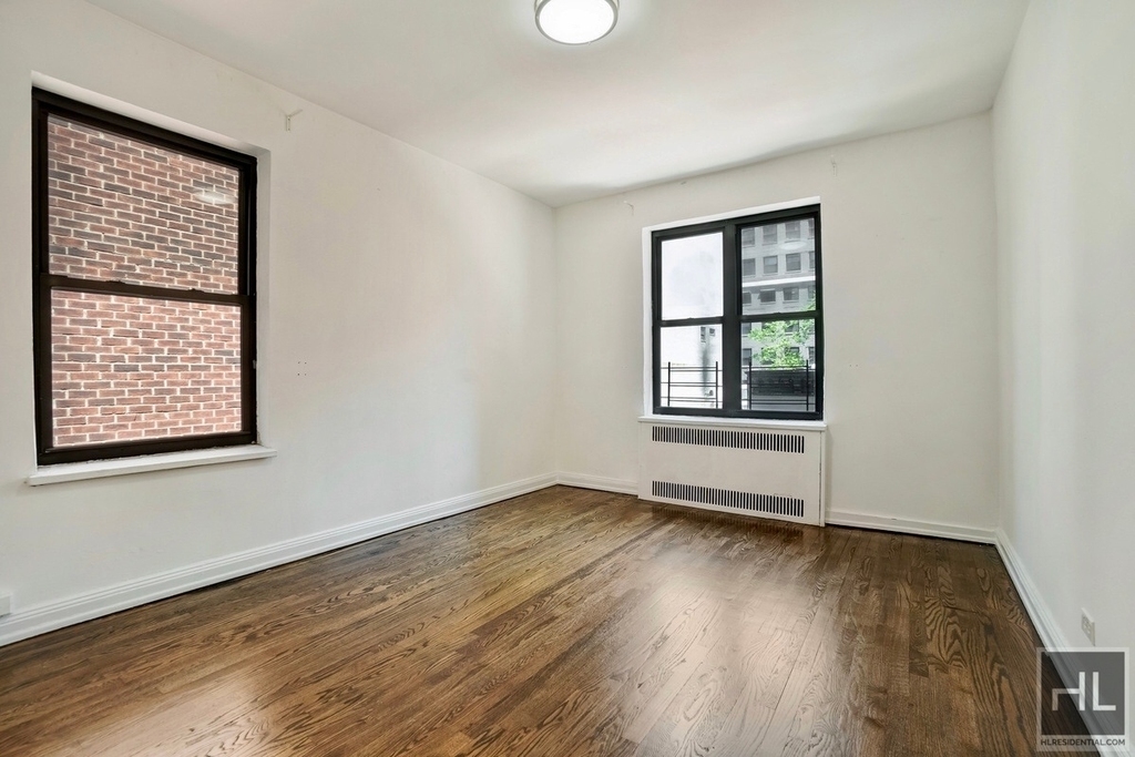 East 55 Street - Photo 2