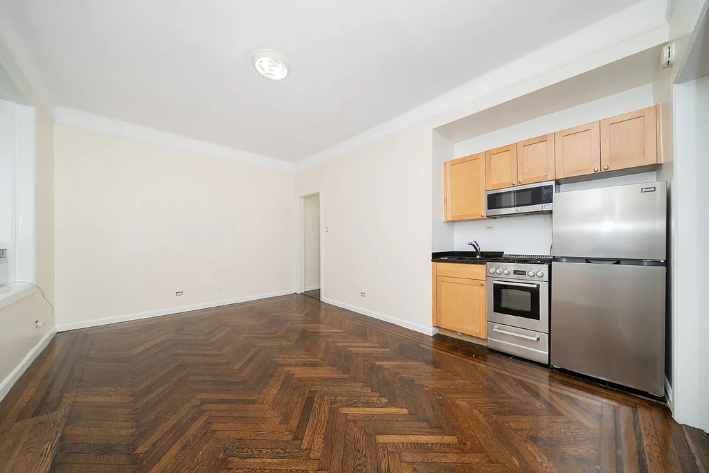 West 13th Street - Photo 3