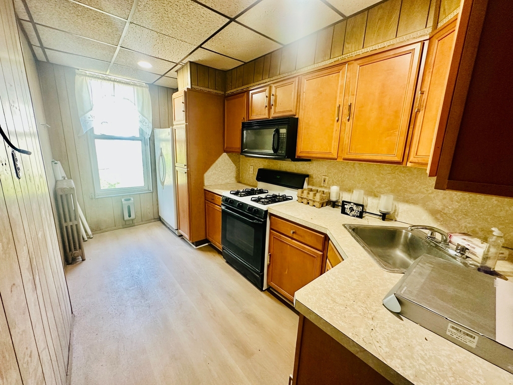 313 Cornelia Street - Photo 2