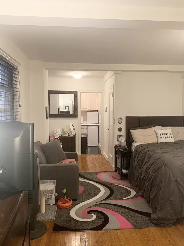East 44th Street - Photo 12