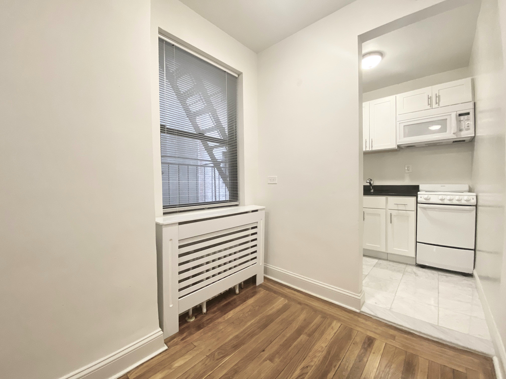 East 44th Street - Photo 3