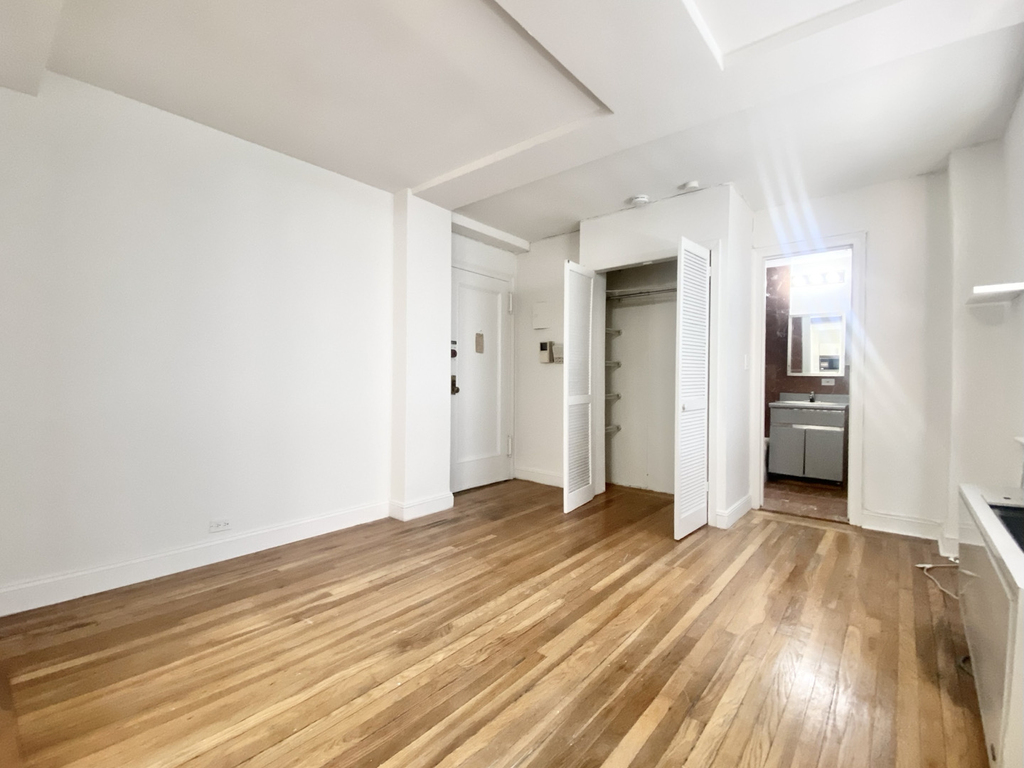 East 44th Street - Photo 7
