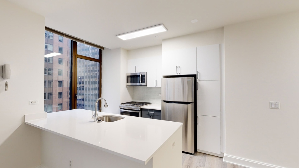 10 Hanover Square - Photo 1