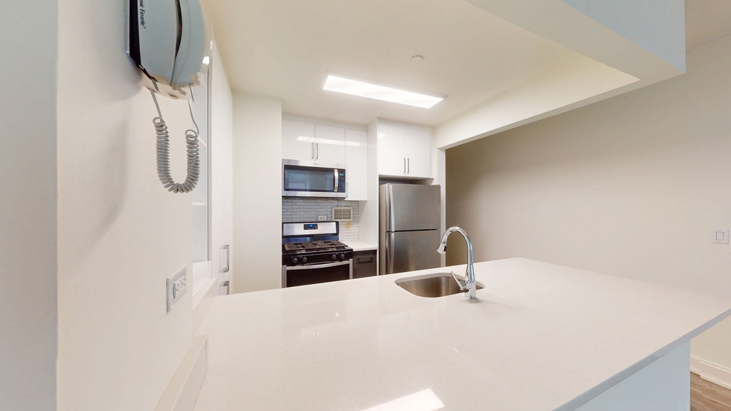 10 Hanover Square - Photo 1