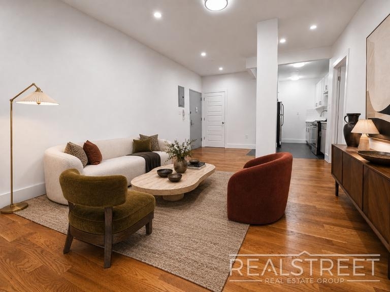 90-02 Queens Blvd - Photo 2