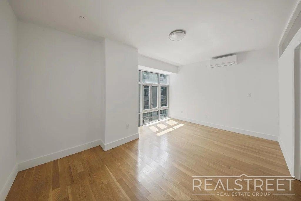 90-02 Queens Blvd - Photo 2