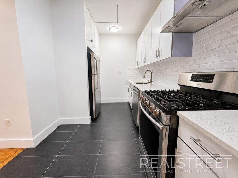 90-02 Queens Blvd - Photo 3