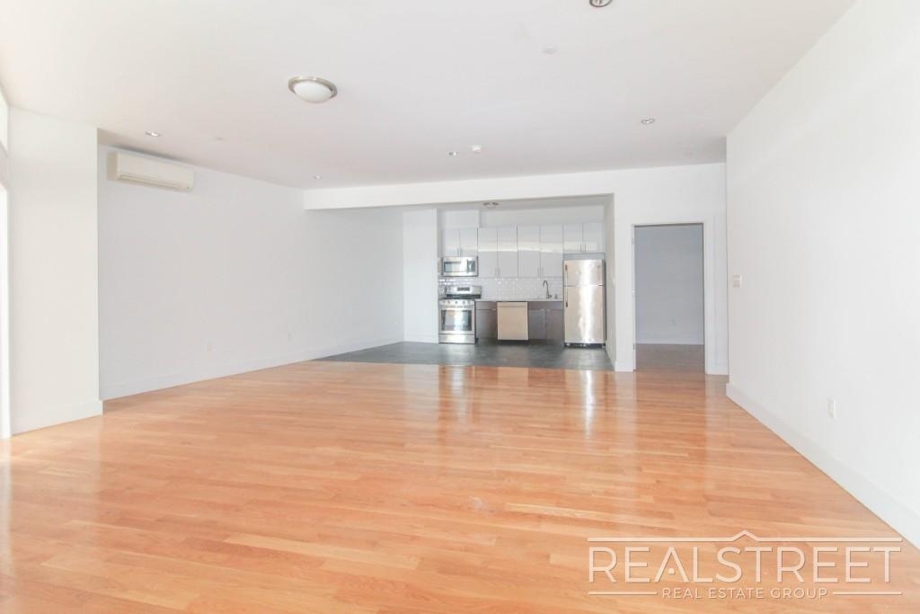 90-02 Queens Blvd - Photo 3