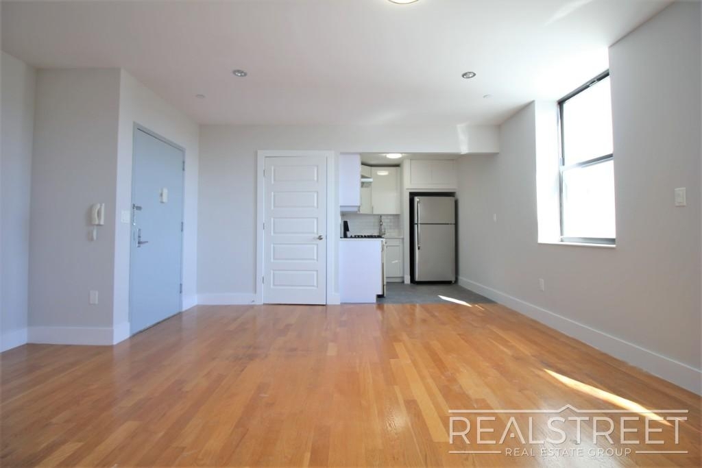 90-02 Queens Blvd - Photo 11
