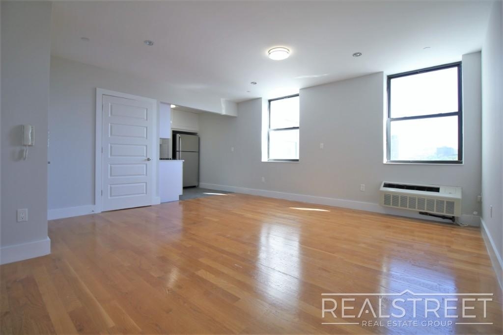 90-02 Queens Blvd - Photo 12