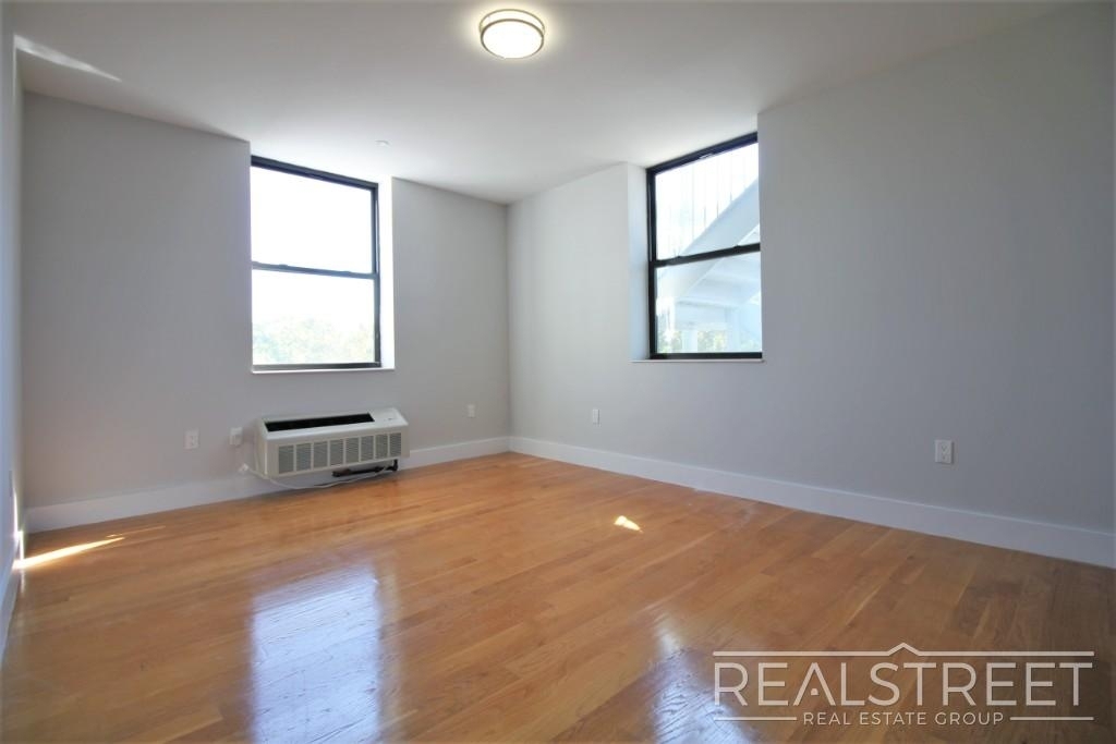 90-02 Queens Blvd - Photo 15