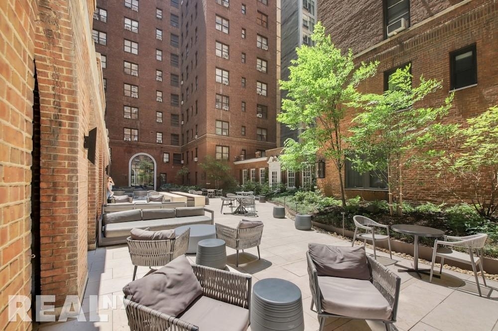 East 48th Street - Photo 7