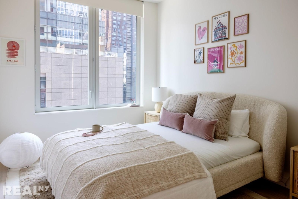 West 60th Street - Photo 7