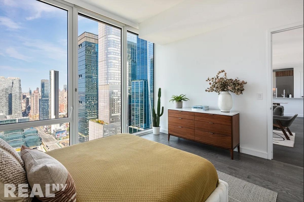 West 30th Street - Photo 4