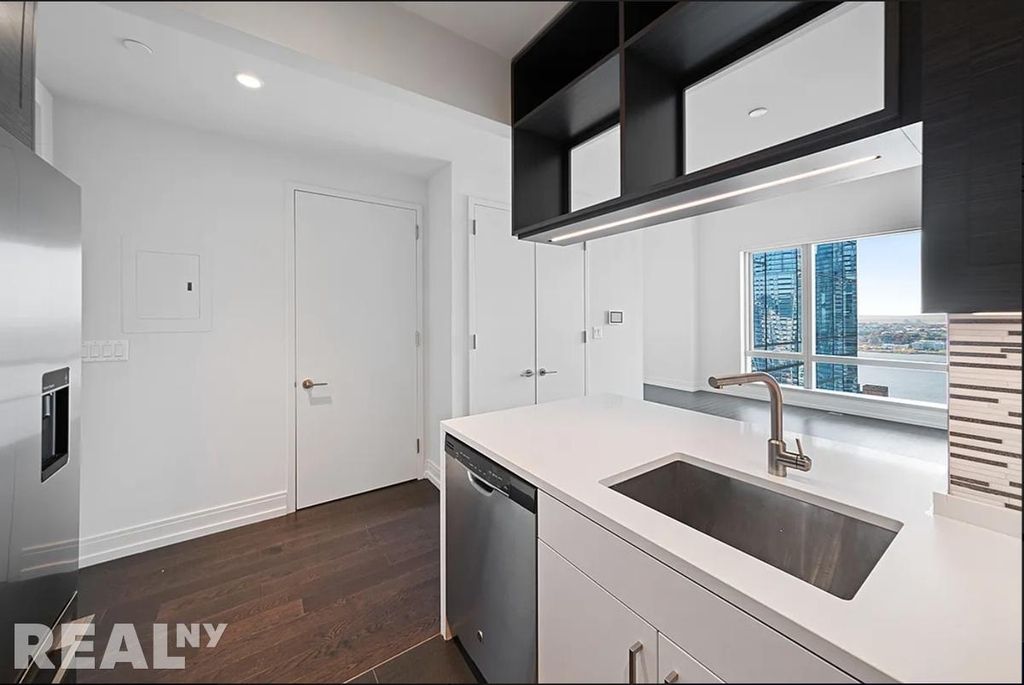 10th Avenue - Photo 1
