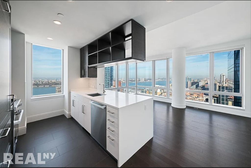 10th Avenue - Photo 1
