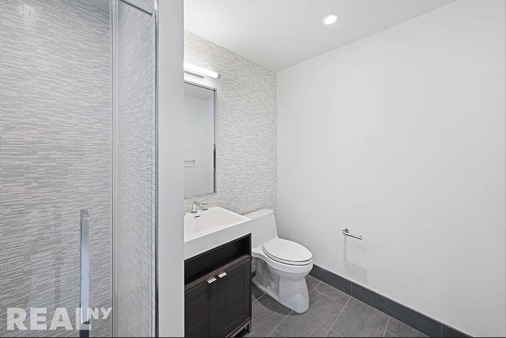 10th Avenue - Photo 4