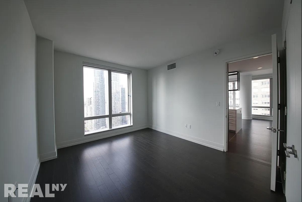 10th Avenue - Photo 3