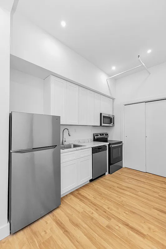 81 Willoughby Street - Photo 1