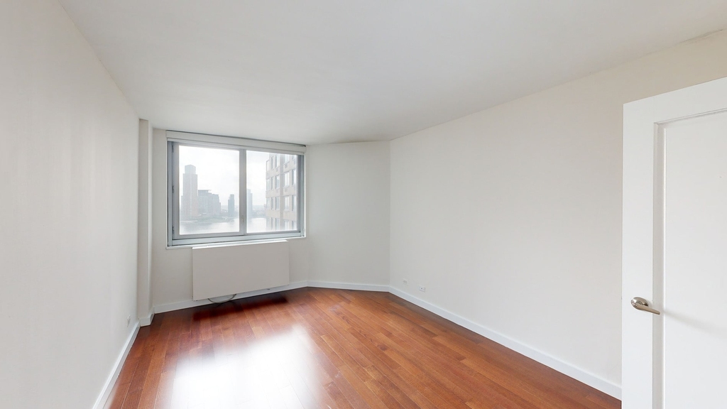401 E 34th St - Photo 3