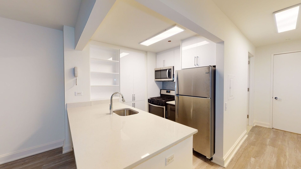 10 Hanover Square - Photo 1