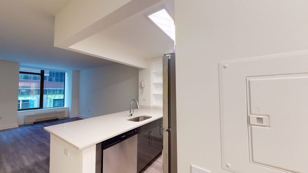 10 Hanover Square - Photo 2