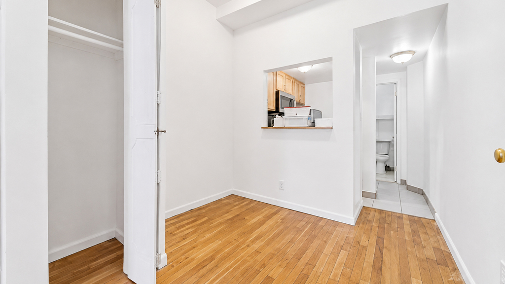 146 East 39th Street - Photo 2