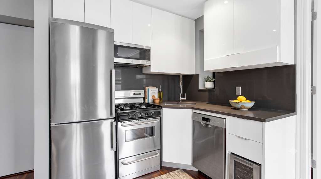 1590 Lexington Avenue - Photo 4
