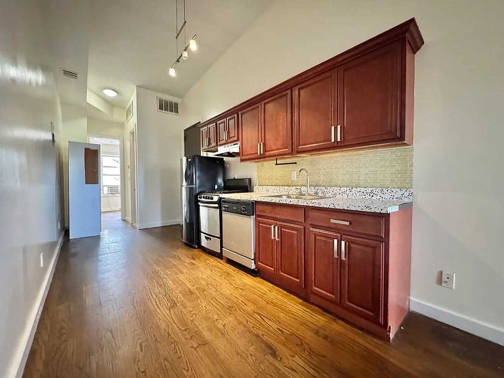 295 Maujer Street - Photo 1