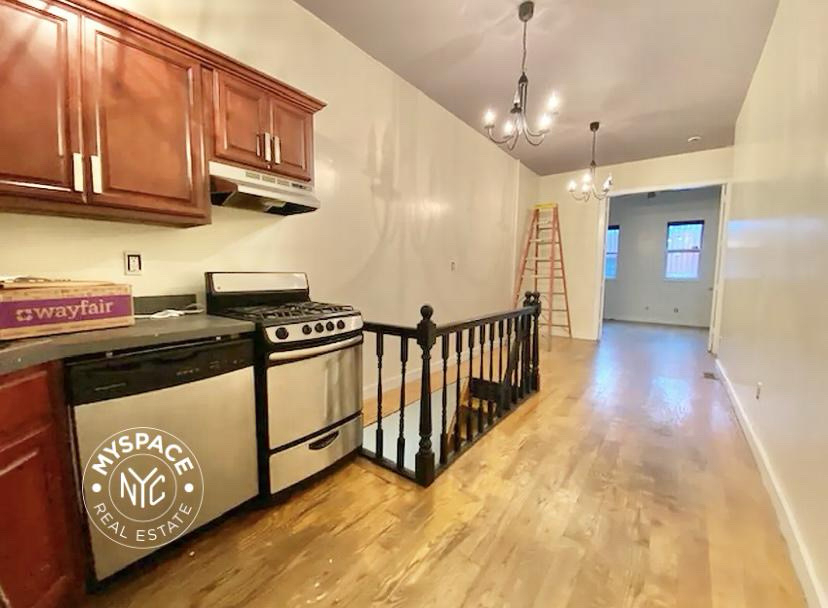 295 Maujer Street - Photo 2