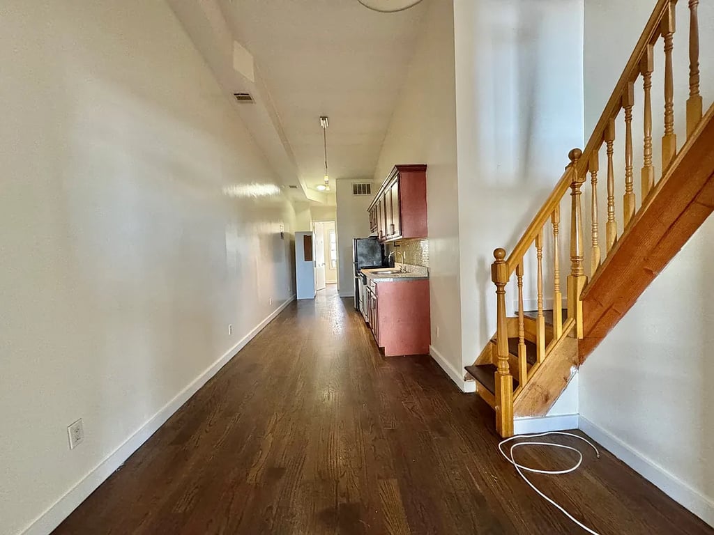 295 Maujer Street - Photo 2
