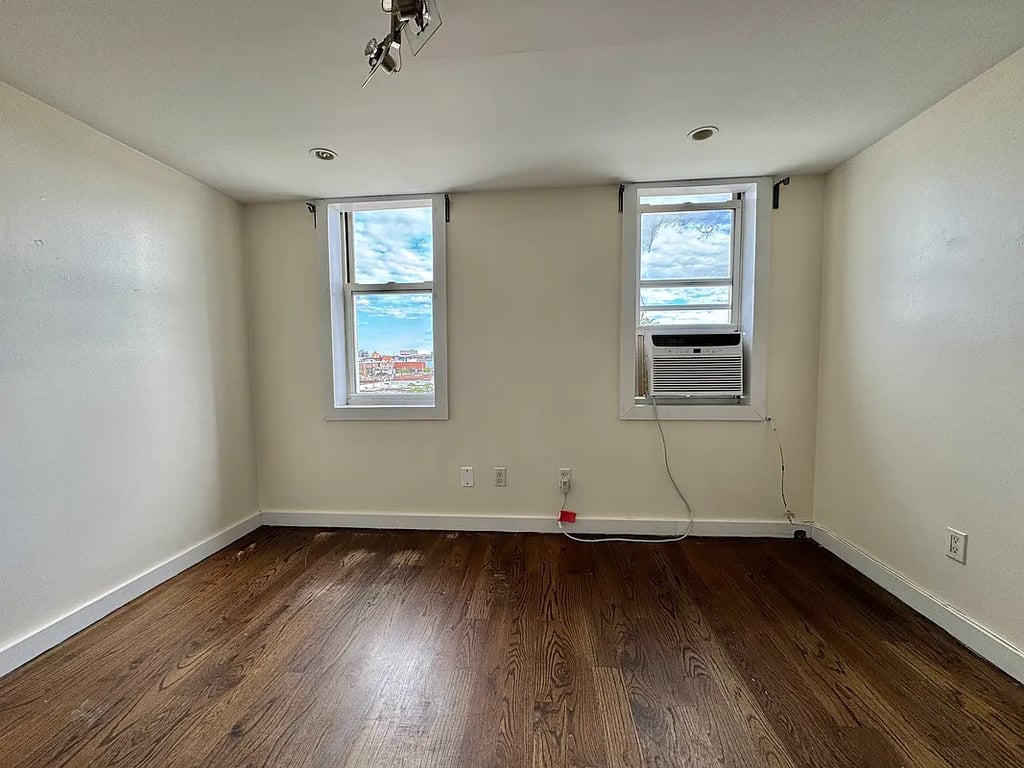 295 Maujer Street - Photo 3