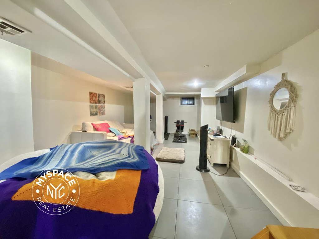 295 Maujer Street - Photo 1