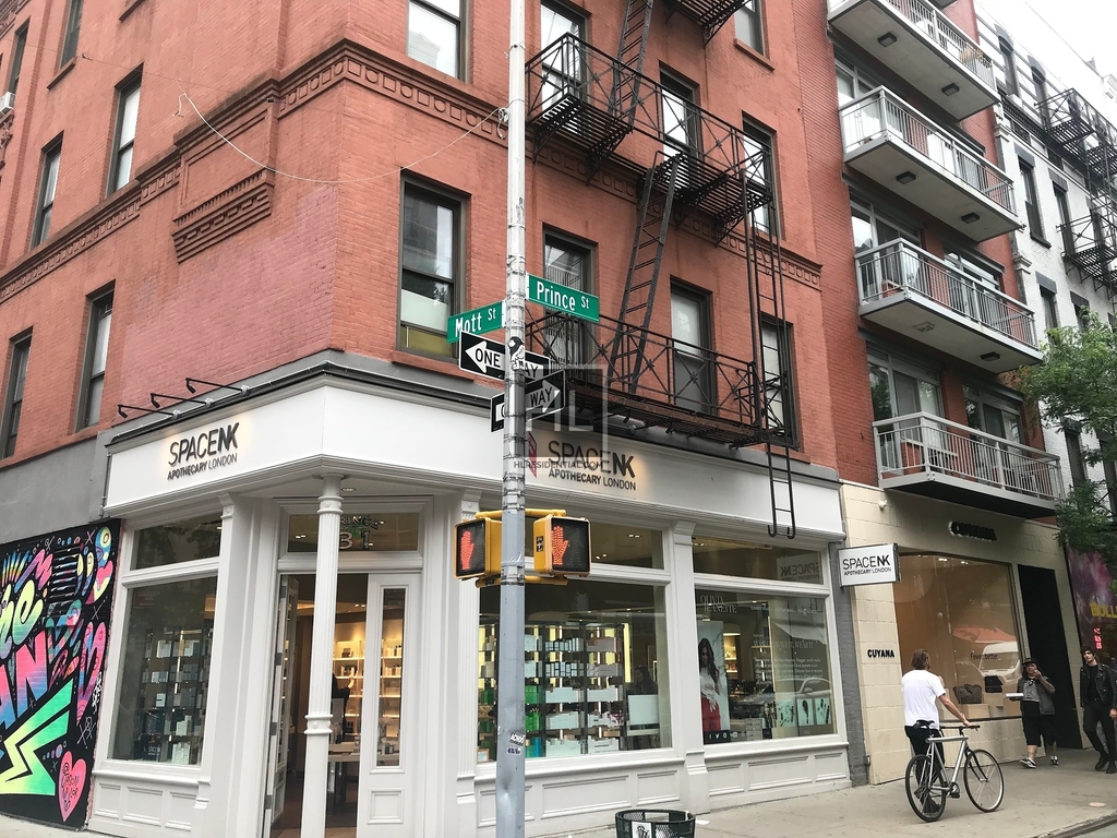 Mott Street - Photo 0