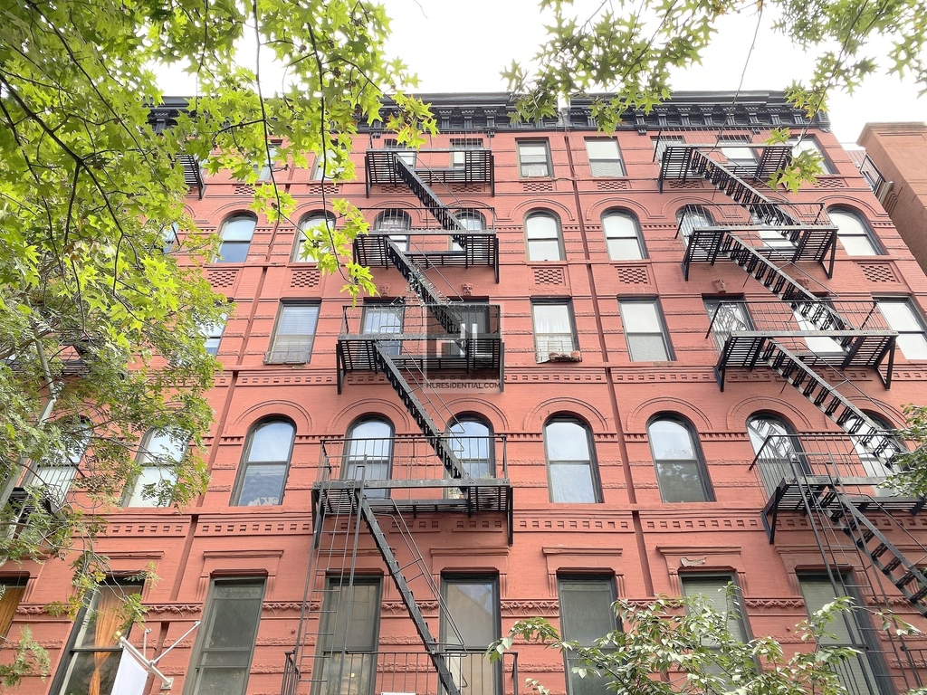 Mott Street - Photo 0