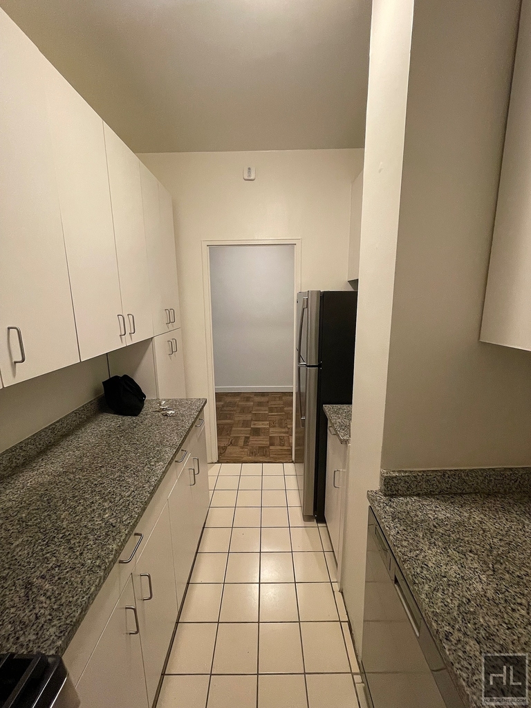 East 49 Street - Photo 4