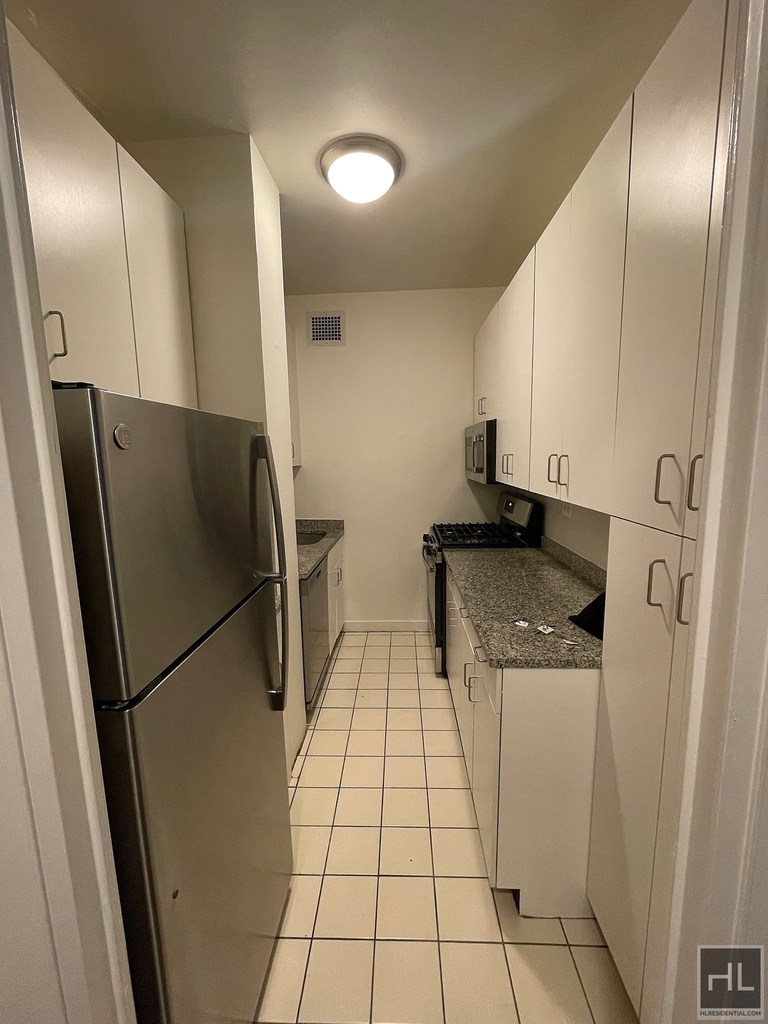 East 49 Street - Photo 3
