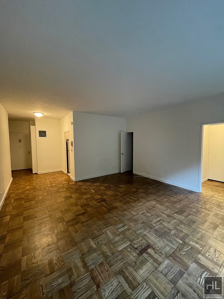 East 49 Street - Photo 1