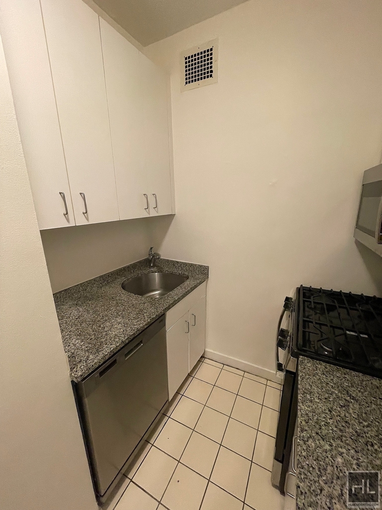 East 49 Street - Photo 5
