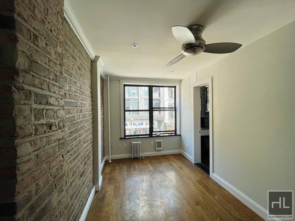 Mulberry Street - Photo 1