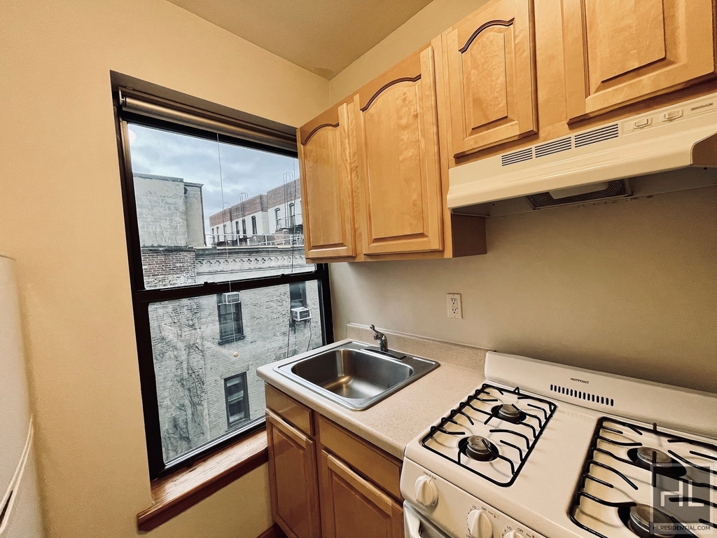 East 14th Street - Photo 0