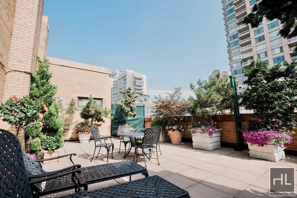 East 68 Street - Photo 2