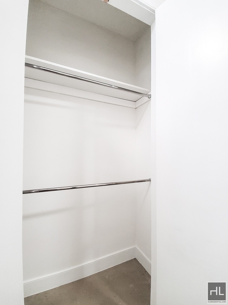 East 10 Street - Photo 4
