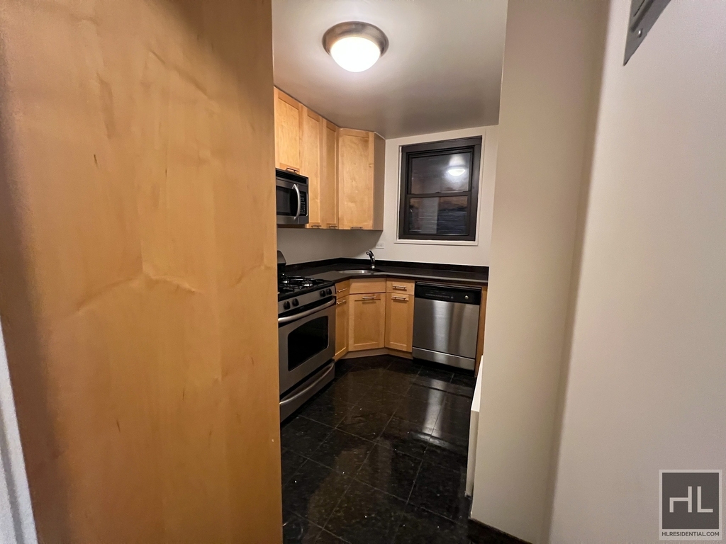East 49 Street - Photo 2