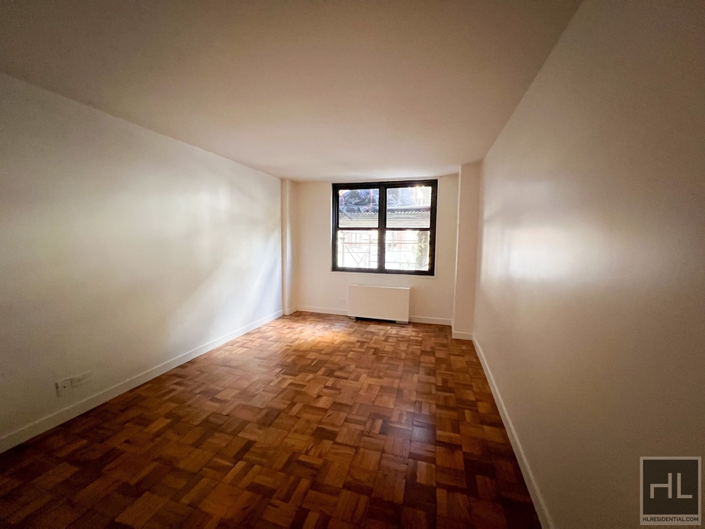 East 49 Street - Photo 1