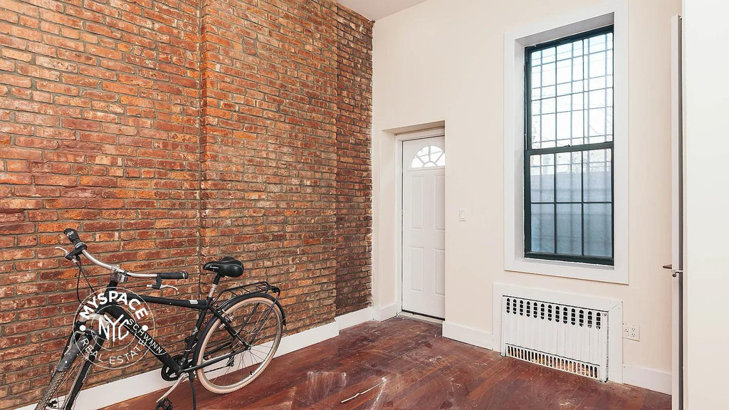 179 Knickerbocker Avenue - Photo 2